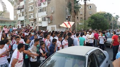 جماهير الزمالك تؤازر الفريق بفندق الإقامة قبل مواجهة جورماهيا