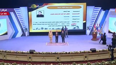 الرئيس السيسي يكرم أسماء عدد من الشهداء خلال الندوة التثقيفية