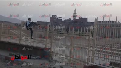 صور| سور حديدي يقسم قرية عرابة أبيدوس نصفين والأهالي «يصرخون» 