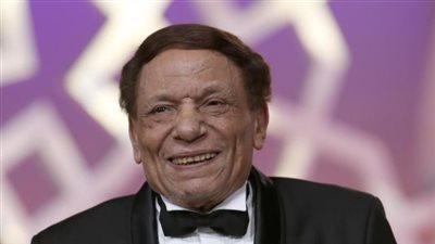 عادل إمام يرد على شائعات مرضه بهذه الصور 