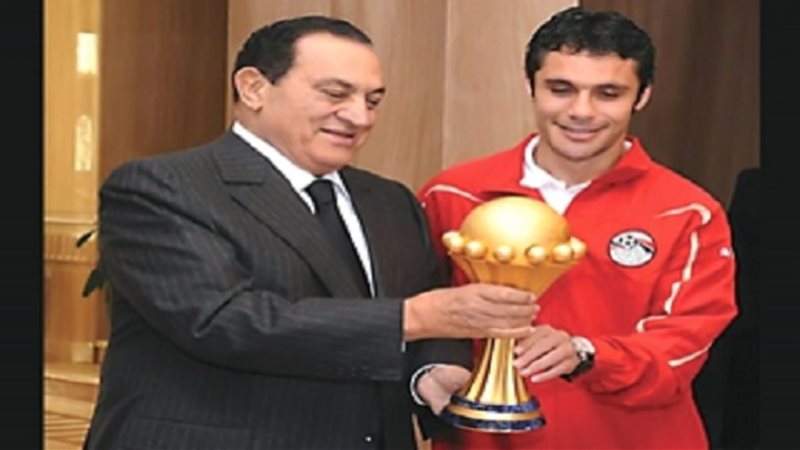 مبارك مع لاعب المنتخب