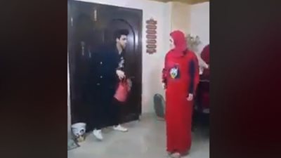 في عيد الأم 2019.. شاب يفاجيء والدته و«الشبشب» يحكم الموقف 