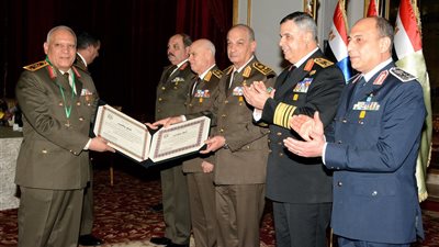 وزير الدفاع يشهد تكريم قادة القوات المسلحة المحالين للتقاعد 