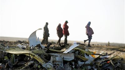 العالم في صورة| بقايا ضحايا الطائرة الإثيوبية المنكوبة تبكي الجميع 