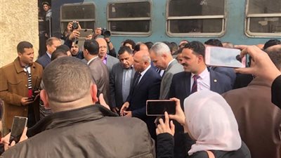 10 صور ترصد نشاط كامل الوزير في محطة مصر