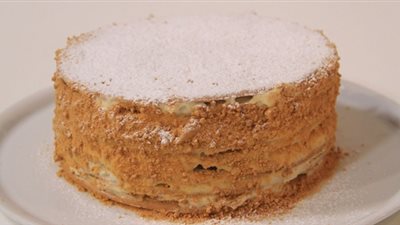 جددي أكلك.. طريقة عمل كيك العسل من أوكرانيا الشهية