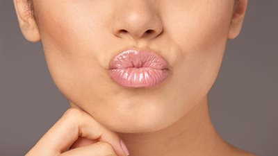 عشان تفضل على طبيعتها .. إزاي تتخلصي من جفاف الشفايف 