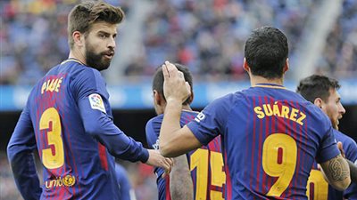 بيكية يحاول إقصاء سواريز من برشلونة عقب مباراة ليون