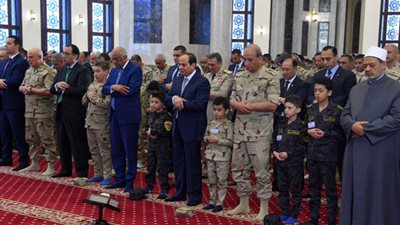 السيسي يؤدي الجمعة من المسجد الجامع في أسوان