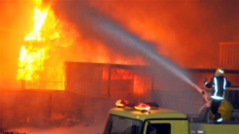 اطفاء حريق المصنع
