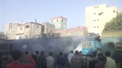 صور| اندلاع حريق بجرار القطار المتجه من محطة مصر إلى الزقازيق