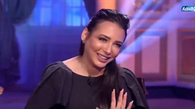 فيديو| ساندي: جوزي ساعدني في الحصول على لقب نجمة الإغراء 
