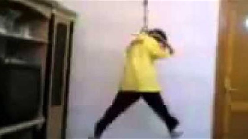 الفقر يجبر تلميذ