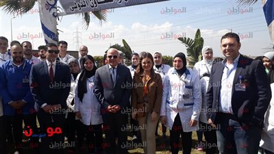 فيديو| وزيرة الاستثمار تلتقط صورًا مع عمال مصنع الضفائر الكهربائية