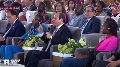السيسي يُداعب رامى رضوان:« أنت مادتنيش أذن اتكلم»
