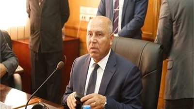 كامل الوزير يصل الإسكندرية ويقيل نائب رئيس هيئة السكة الحديد