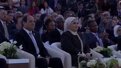 شاهد| لحظة وصول السيسي وقرينته ملتقى الشباب العربي والإفريقي 2019