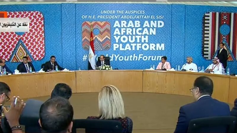 السيسى فى المائدة