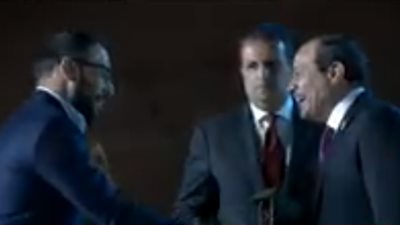 «السيسي» يكرم مهند الحاج في الجلسة الختامية لـ منتدى الشباب العربي الإفريقي 