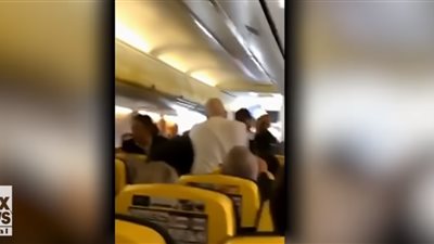فيديو| حذاء امرأة يتسبب في هبوط طائرة