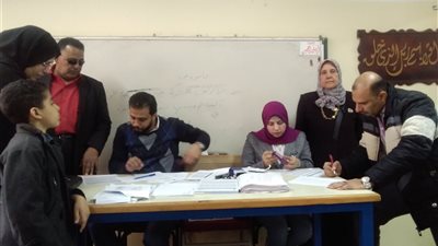 تسليم شريحة التابلت لطلاب الصف الأول الثانوي بكفر الشيخ