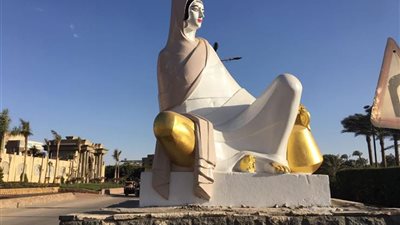 عمرو أديب عن تمثال الفلاحة: حطوا للتمثال روج وعملوا الركب ذهبي