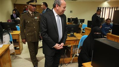 محافظ كفر الشيخ يتابع الاختبارات النهائية للمتقدمين لشغل الوظائف المؤقتة