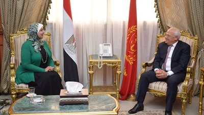 صور| محافظ بورسعيد يُهدي الأم المثالية 2019 ونجلتيها رحلة عمرة
