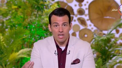 فيديو| سقوط لافتة على سيارة .. رامي رضوان: « الدولة تعوض صاحبها»