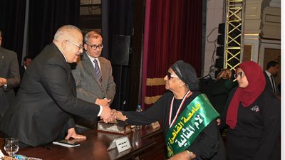 جامعة القاهرة تكرم أمهات شهداء الجيش والشرطة في 