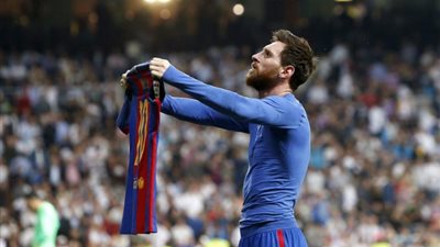 قصة صورة| رفع ميسي لقميصه أمام أنظار مشجعي ريال مدريد