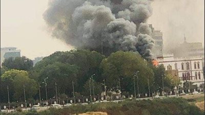 شاهد| حريق في مبنى القصر الرئاسي القديم بالعاصمة السودانية