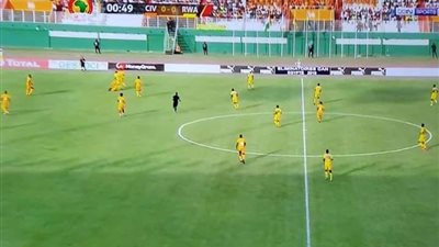 غرائب وعجائب| كوت ديفوار وروندا بقمصان متشابهة