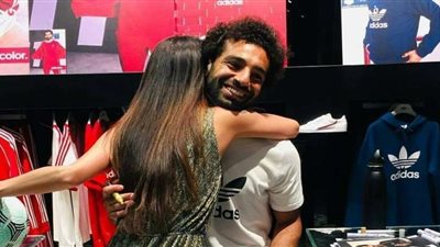 مراهقة فى أحضان محمد صلاح.. صورة تعيد اللاعب للجدل من جديد