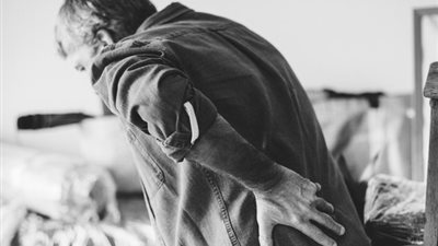 خلى بالك.. علامات تشير إلى هشاشة العظام
