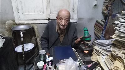 صور| طبيب الغلابة بطنطا: أطبق وصية والدي في مراعاة الفقراء