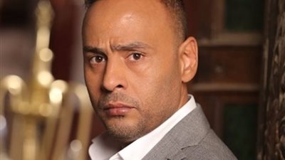 صور| إصابة محمود عبد المغنى في عينه أثناء تصوير حملة فرعون   