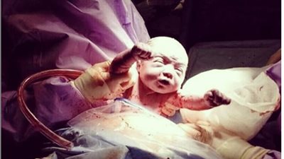 صور| طفل السوبر مان يشعل السوشيال ميديا 