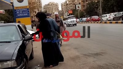صور| محررة المواطن تتحول لـ بائعة مناديل.. وهذه تسعيرة فتاة الليل