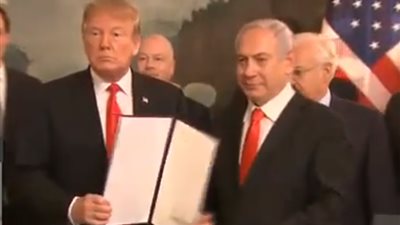 ترامب يوقع على قرار اعتراف سيادة إسرائيل على الجولان