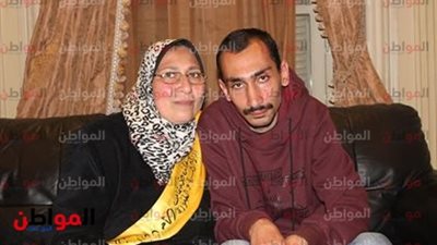رحلة كفاح الأم المثالية بالإسكندرية: «شيلت ابني 30 سنة على كتفى»