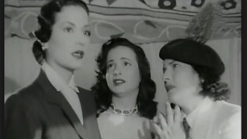 امرأة في مشهد