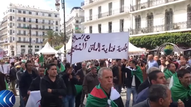 المتظاهرين الجزائريين