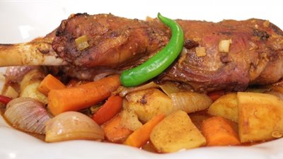 طريقة عمل فخدة مشوية بالخضار.. غيري من مطبخك