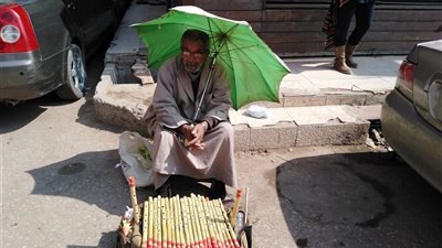 «عم رمضان».. بائع السعادة في شوارع طنطا