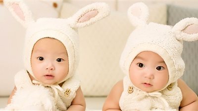 «تيجي ازاي دي» .. توأم من أبوين مختلفين