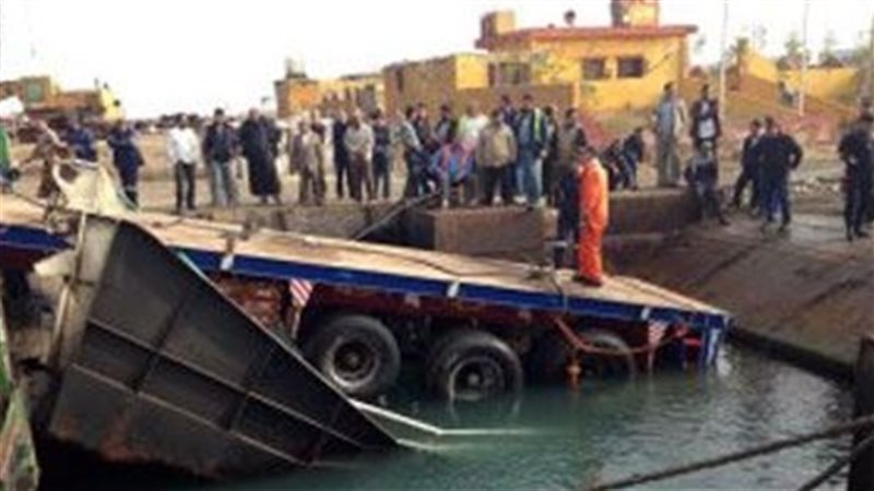 انقلاب سيارة في ترعة
