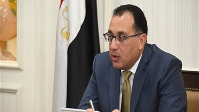 رئيس مجلس الوزراء في الفيوم.. يقيم «التابلت».. والطلاب يشتكون