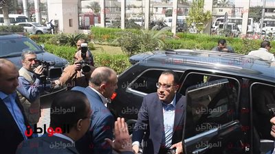 صور| رئيس الوزراء داخل محلج القطن المطور بالفيوم