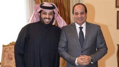 الرئيس السيسي وتركي آل الشيخ في صورة تذكارية.. «يارب يفوز اللي في بالي»